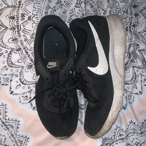 Black nike tennis shoes
